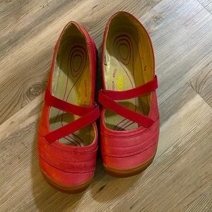 Keen women contour arch flats size 9